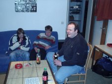 Das warn noch Zeiten Bernd, als man einfach so auf dem Sofa sitzen konnte und sich nicht alles gedreht hat..... Earl denkt sich das auch und ich dachte nur an mein Bier.